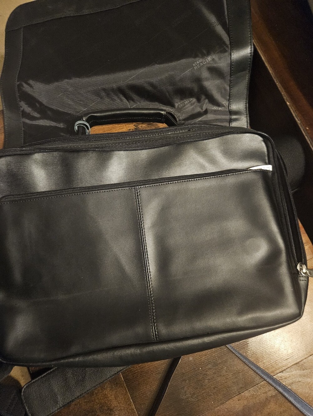 Kenneth Cole Reaction Leather Flapover 16.0" Computer Business Crossbody - Picture 8 of 8
